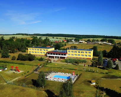 Ihr Urlaubshotel liegt mitten im Grünen.