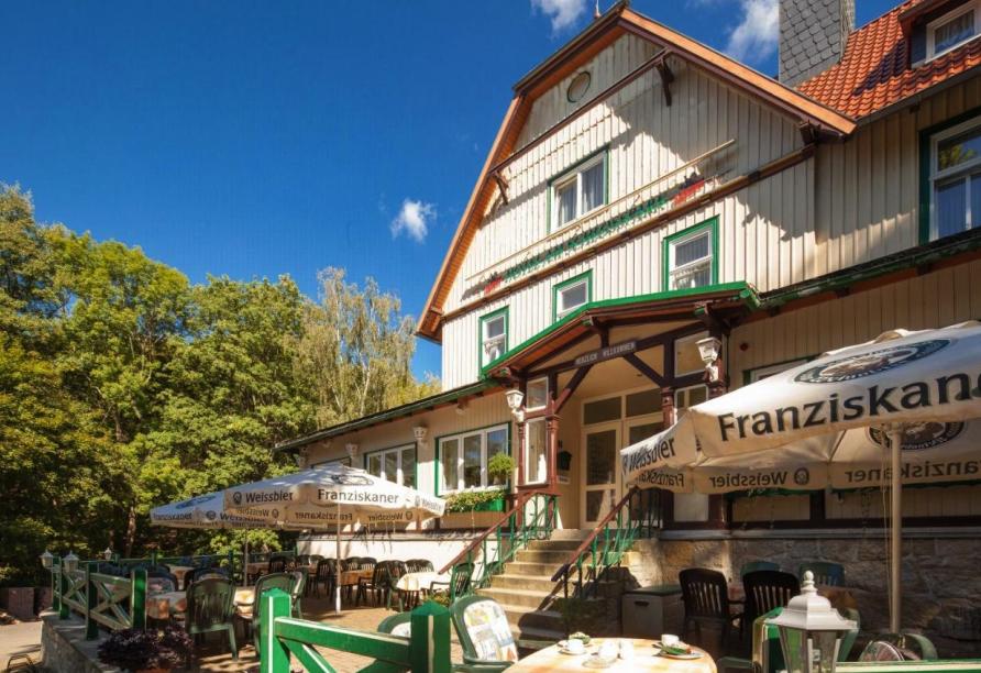 Nehmen Sie auf der gemütlichen Terrasse des Hotels Platz und genießen Sie Ihre Auszeit.