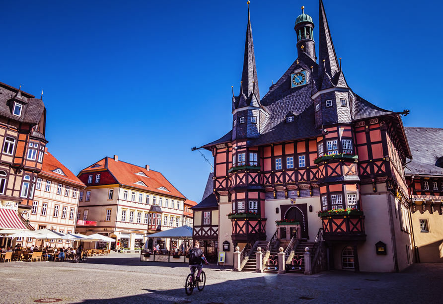 Besuchen Sie den historischen Marktplatz mit dem markanten Rathaus von Wernigerode.