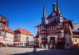 Beusuchen Sie den historischen Marktplatz mit dem markanten Rathaus von Wernigerode.
