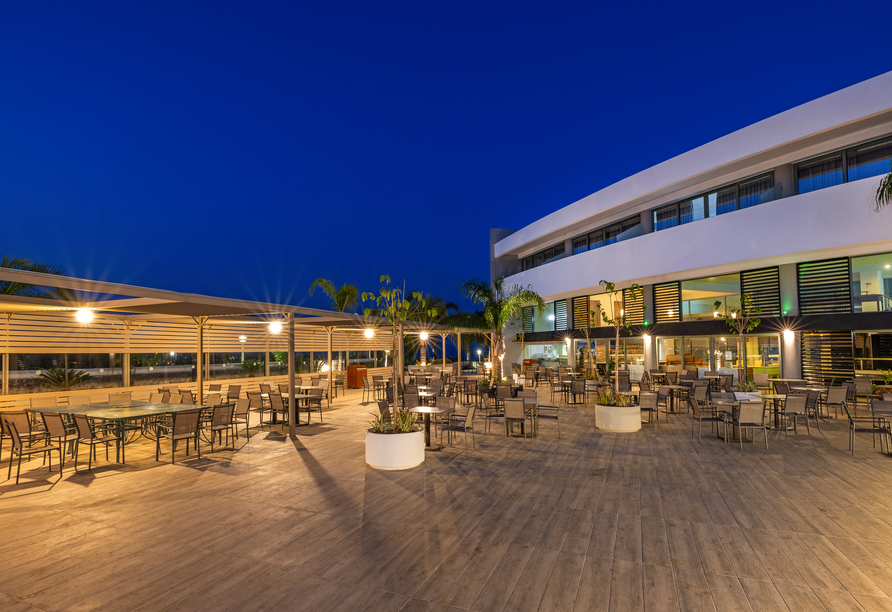 Blick auf die Restaurant-Terrasse des Hotels