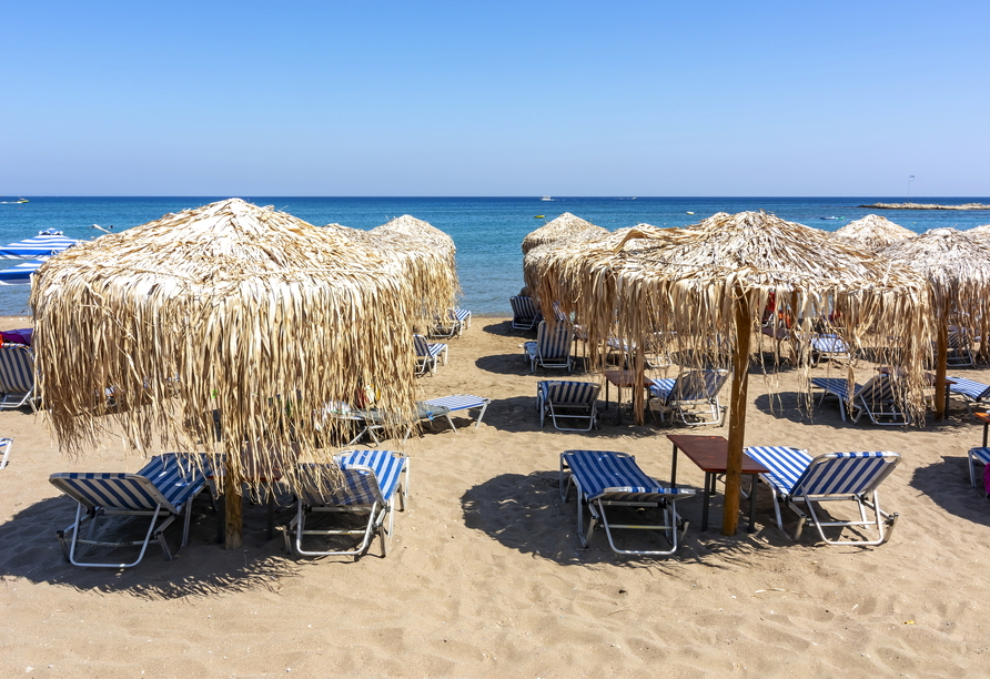 Entspannen Sie an den malerischen Stränden Griechenlands, beispielsweise am Strand von Faliraki.