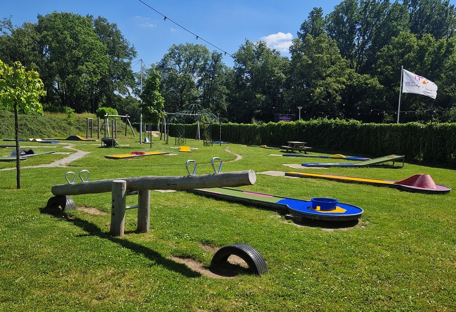 Der Kinderspielplatz und die Minigolfanlage erfreuen nicht nur Kinderherzen.