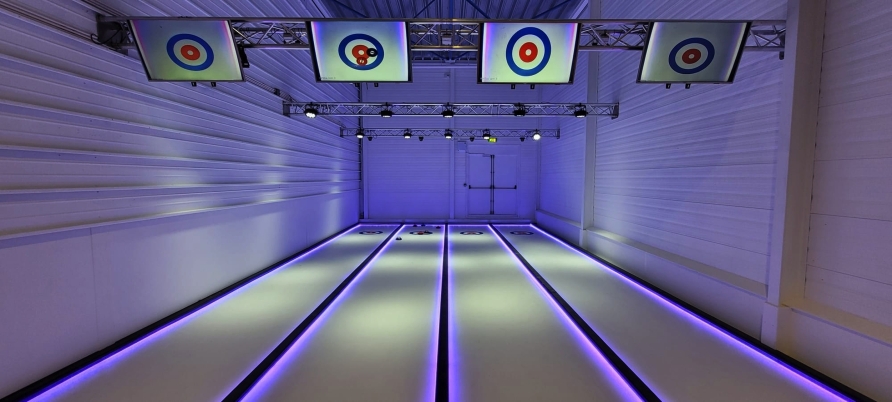 Spielen Sie mit der ganzen Familie Curling.