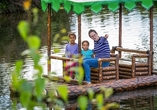 Verbringen Sie unvergessliche Familienzeit bei einer Floßfahrt auf dem sagenumwobenen Totenkopf-See.