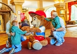 Maskottchen Wumbo begrüßt Sie ganz herzlich im Abenteuerhotel.