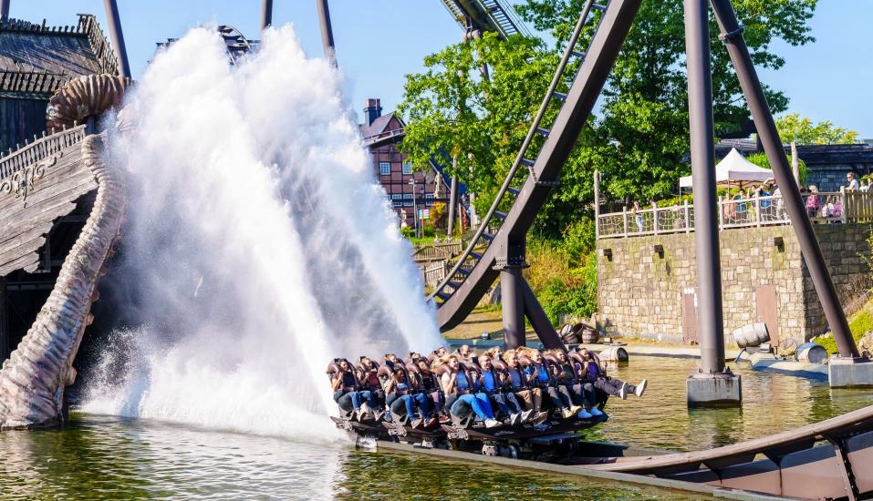 Stürzen Sie sich auf dem Drive Coaster 