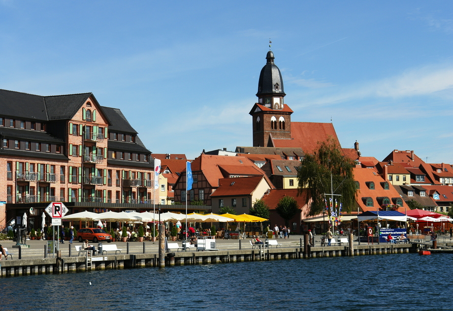 In Waren können Sie gemütlich am See entlang spazieren.