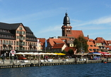 In Waren können Sie gemütlich am See entlang spazieren.