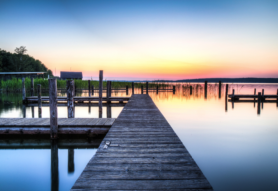Am See genießen Sie atemberaubende Sonnenuntergänge!