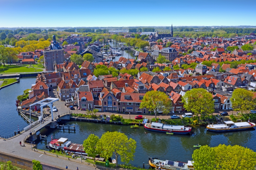 Blick über Enkhuizen – hier startet Ihre Reise!