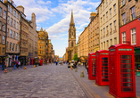 Schlendern Sie durch die Straßen von Edinburgh.