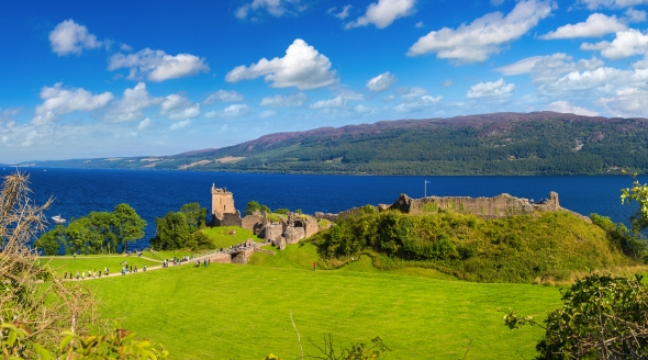 Sie besuchen das Urquhart Castle, das direkt am Ufer des Sees Loch Ness liegt.