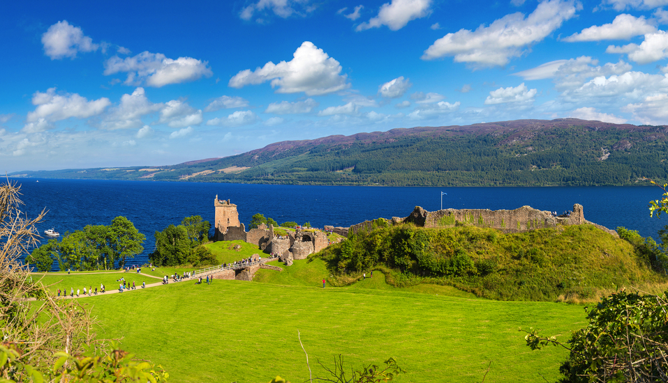 Sie besuchen das Urquhart Castle, das direkt am Ufer des Sees Loch Ness liegt.