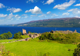 Sie besuchen das Urquhart Castle, das direkt am Ufer des Sees Loch Ness liegt.