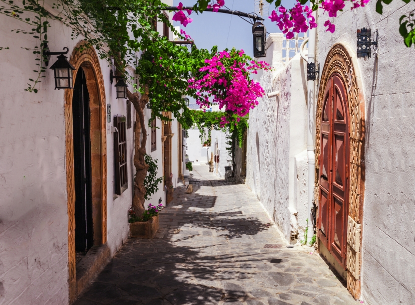 Flanieren Sie durch die hübschen Straßen von Rhodos und lassen Sie sich von der Architektur der Insel verzaubern.