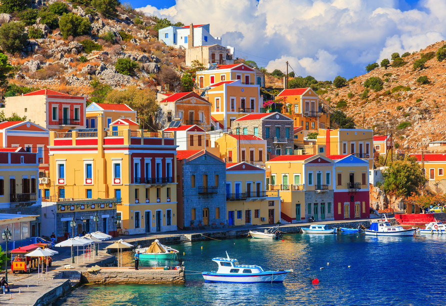 Gialos auf Symi verzaubert mit den bunten Hausfassaden so weit das Auge reicht!