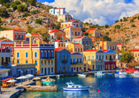 Gialos auf Symi verzaubert mit den bunten Hausfassaden so weit das Auge reicht!