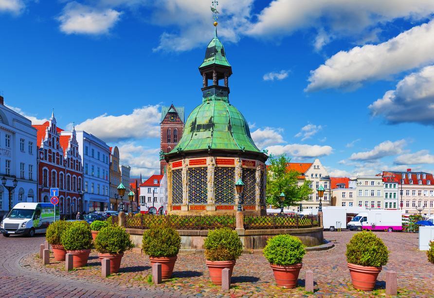 Die Wasserkunst am Marktplatz ist das Wahrzeichen von Wismar.