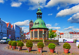 Die Wasserkunst am Marktplatz ist das Wahrzeichen von Wismar.