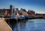 Beobachen Sie die Schiffe am historischen Hafen von Wismar.