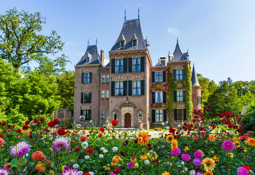 Schloss in Lisse mit den bunten Dahlien im Vordergrund