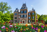 Schloss in Lisse mit den bunten Dahlien im Vordergrund