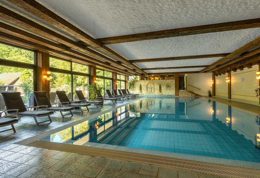 Ziehen Sie im Hallenbad des Mönchs Waldhotels Ihre Bahnen.