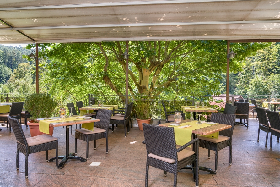 Genießen Sie Sonnenstrahlen auf der Terrasse des Mönchs Waldhotels.