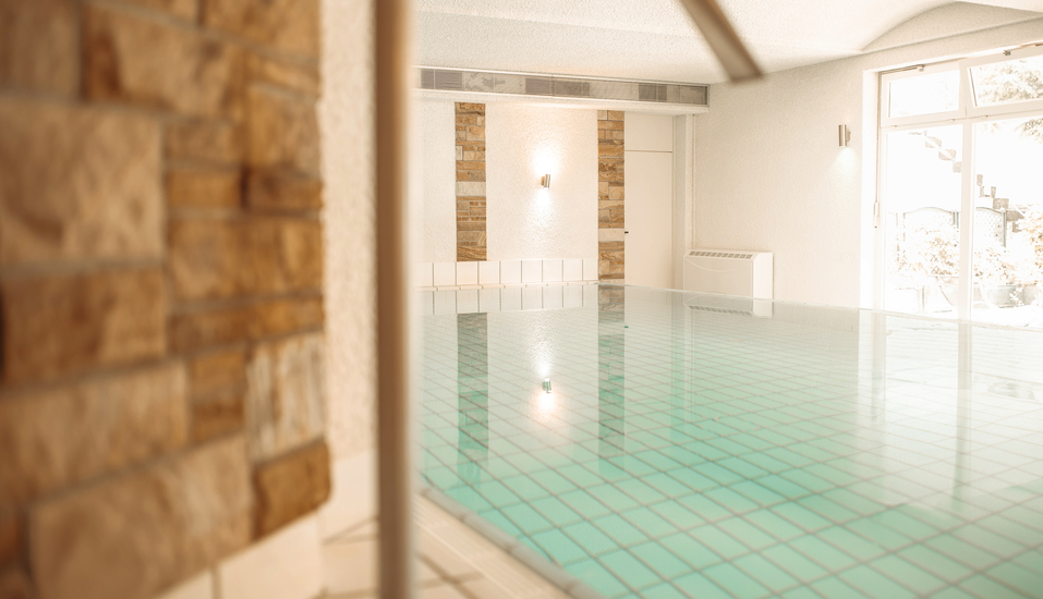 Das hoteleigene Hallenbad bietet ganzheitliche Erholung. | KI bearbeitet