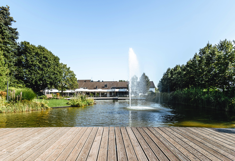 Ein schöner Weiher befindet sich direkt vor dem Hotel.