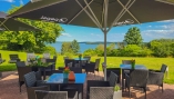 Genießen Sie schöne Sonnenstunden auf der Terrasse des Hotels.