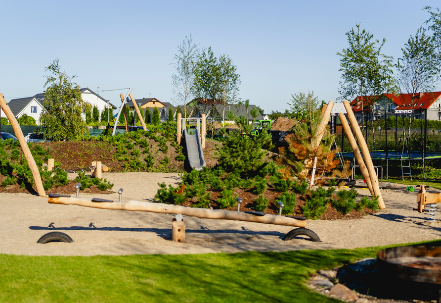 Ein Spielplatz sorgt für glückliches Kinderlachen.