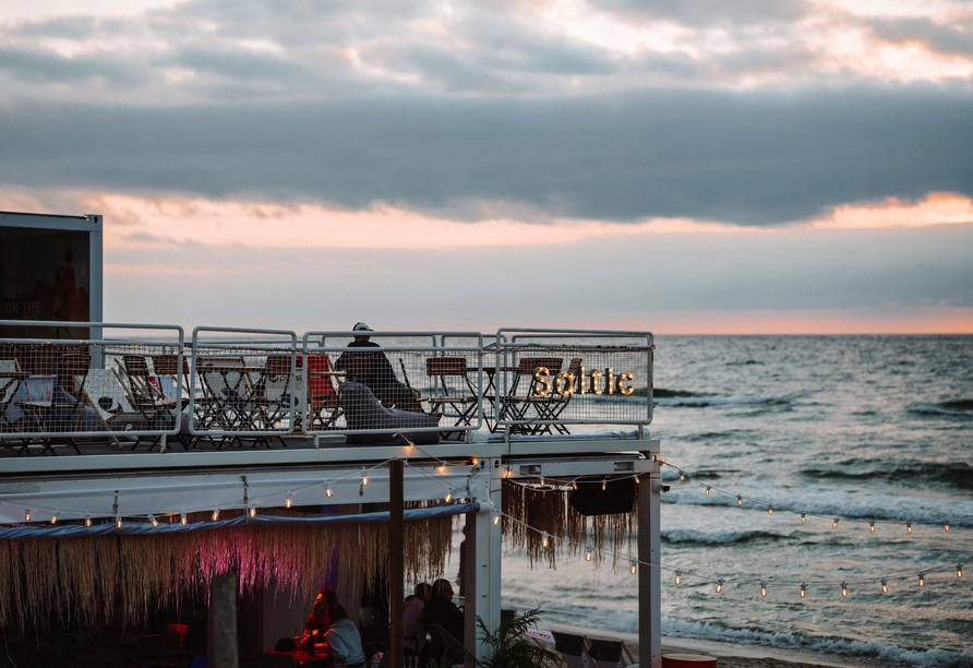 Genießen Sie die Aussicht über das weite Meer.