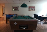 Spielen Sie eine Runde Billard.