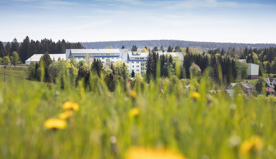 Das Hotel liegt eingebettet in der idyllischen Landschaft des Thüringer Waldes.