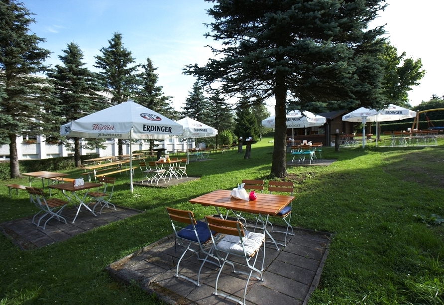 Der Biergarten lockt bei gutem Wetter nach draußen.