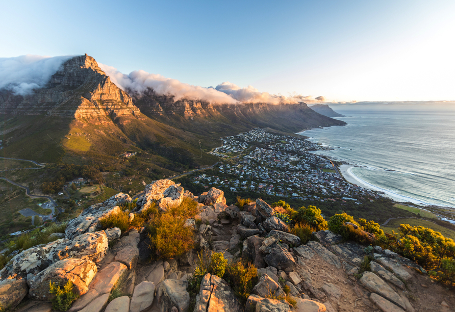 Atemberaubender Blick vom Lion's Head auf Kapstadt mit seinem markanten Wahrzeichen, dem Tafelberg