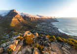 Atemberaubender Blick vom Lion's Head auf Kapstadt mit seinem markanten Wahrzeichen, dem Tafelberg