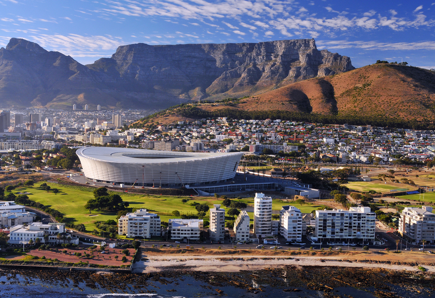 Das kontrastreiche Kapstadt mit Cape Town Stadium im Zentrum und Tafelberg im Hintergrund.