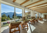 Im modernen Wellnessbereich des Hotels erwartet Sie ein unglaubliches Alpenpanorama.