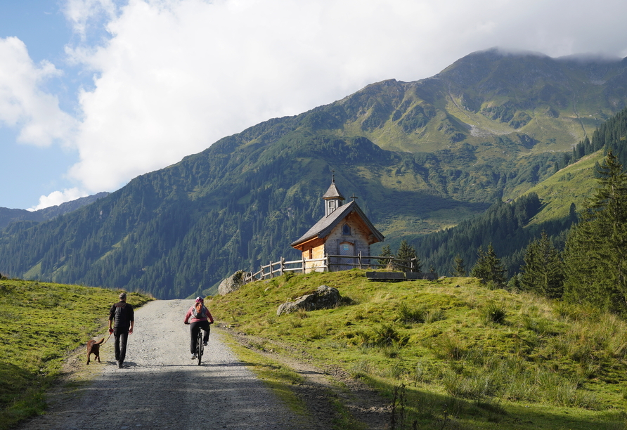 Wandern Sie vorbei an der kleinen Kapelle zur Schönangeralm, der größte bewirtschaftete Alm im Hochtal.