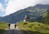 Wandern Sie vorbei an der kleinen Kapelle zur Schönangeralm, der größte bewirtschaftete Alm im Hochtal.