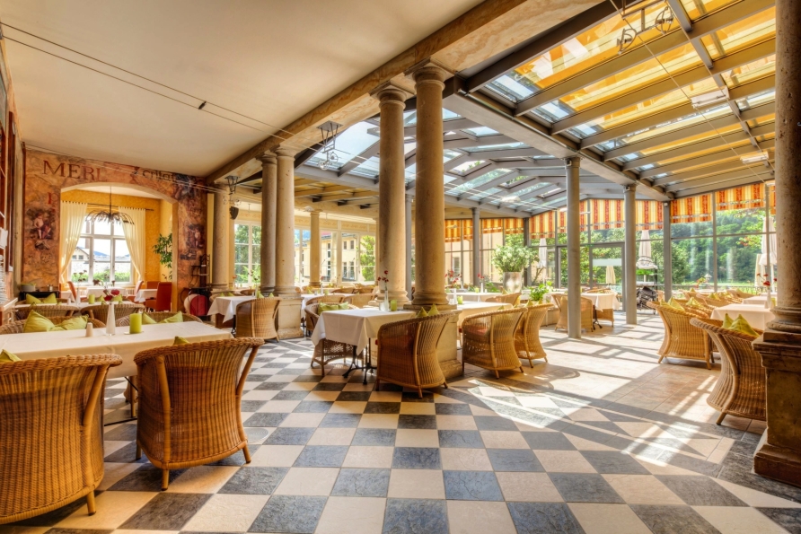 Im Wintergartenrestaurant können Sie sich Ihr Frühstück schmecken lassen.
