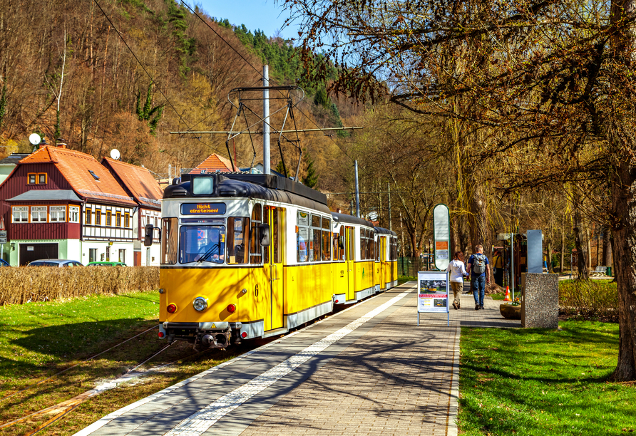 Mit der historischen Straßenbahn Bad Schandaus kommen Sie schnell zu Ihrem nächsten Ziel.