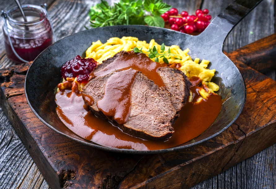 Probieren Sie sich durch die sächsische Küche. Wie wäre es mit geschmortem Sauerbraten mit Spätzle und Preiselbeermarmelade?