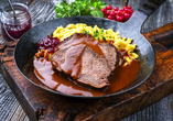 Probieren Sie sich durch die sächsische Küche. Wie wäre es mit geschmortem Sauerbraten mit Spätzle und Preiselbeermarmelade?