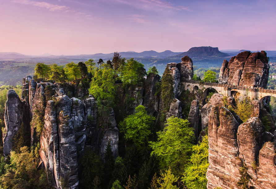 Lassen Sie sich von den einzigartigen Ausblicken der Sächsischen Schweiz in den Bann ziehen.