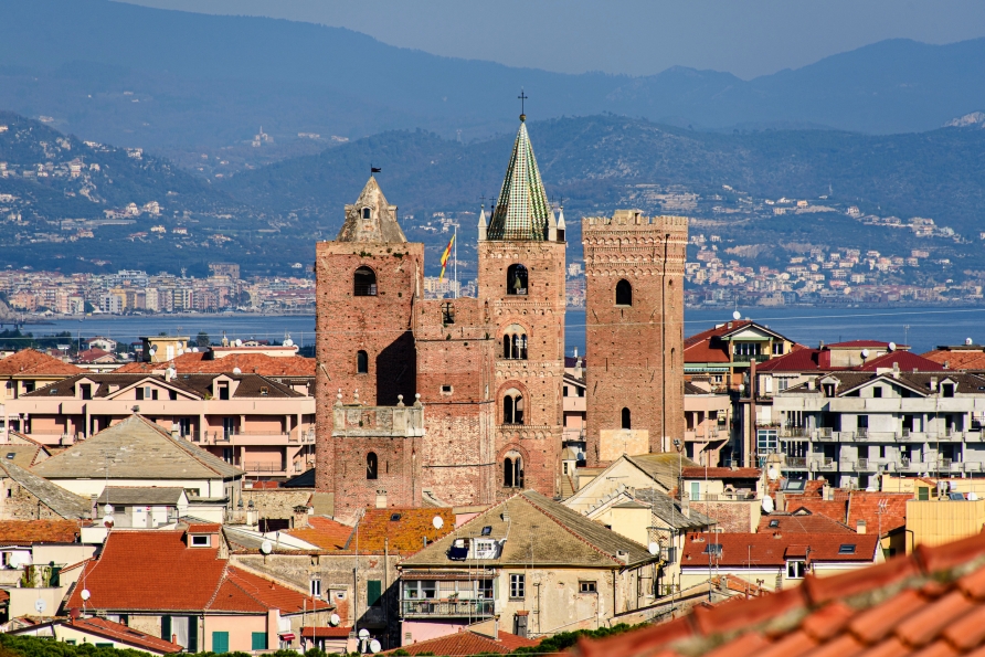 Sie fahren nach Albenga, das Sie mit einer der schönsten Altstädte Liguriens verzaubern wird.