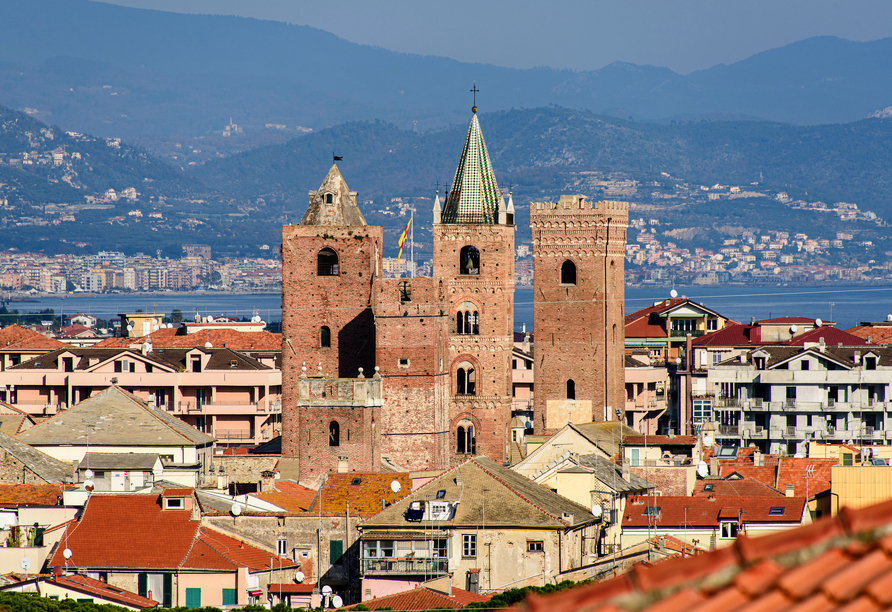 Sie fahren nach Albenga, das Sie mit einer der schönsten Altstädte Liguriens verzaubern wird.